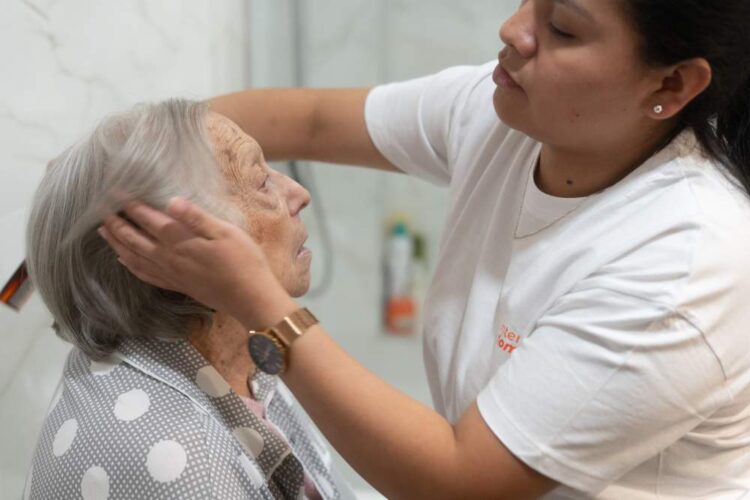 contratar-cuidador-de-personas-mayores